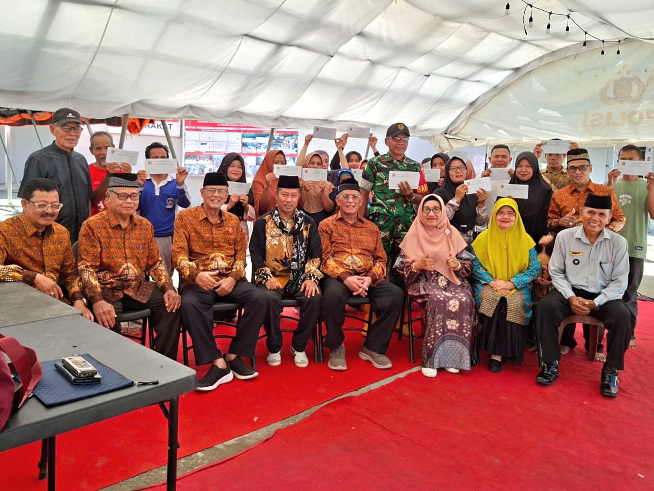 Warga Nagari Puluik Puluik, Kecamatan IV Nagari Bayang Utara, Pesisir Selatan, mendapat bantuan uang tunai dari PWRI Provinsi Sumbar. Foto ist. 