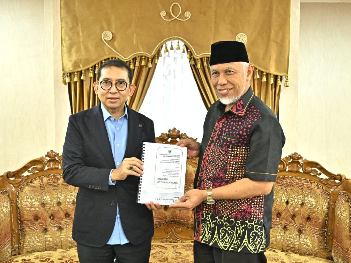 Gubernur Sumatera Barat, Mahyeldi menyerahkan proposal pembangunan Pusat Kebudayaan Sumbar kepada Menteri Kebudayaan RI, Fadli Zon, dengan total kebutuhan anggaran sekitar Rp382,65 miliar. Foto Adpsb. 