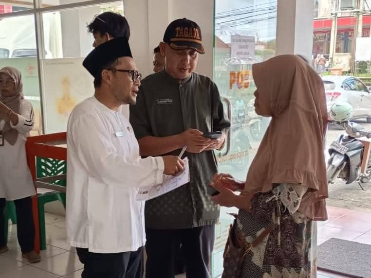 Kadinsos Winarno saat salurkan bantuan.