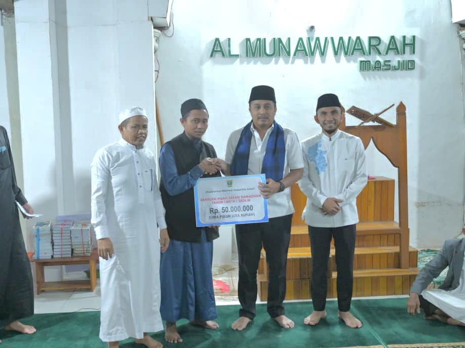 Wakil Gubernur Sumbar, Vasko Ruseimy, menyerahkan secara simbolis bantuan Rp50 juta kepada pengurus Masjid setempat. Foto Adpsb. 