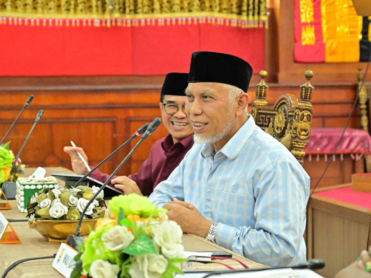 Gubernur Sumbar Mahyeldi (tengah) memimpin Rakor Pemprov Sumbar dengan Kota Pariaman, Minggu (15/3/2026). Foto Adpsb. 