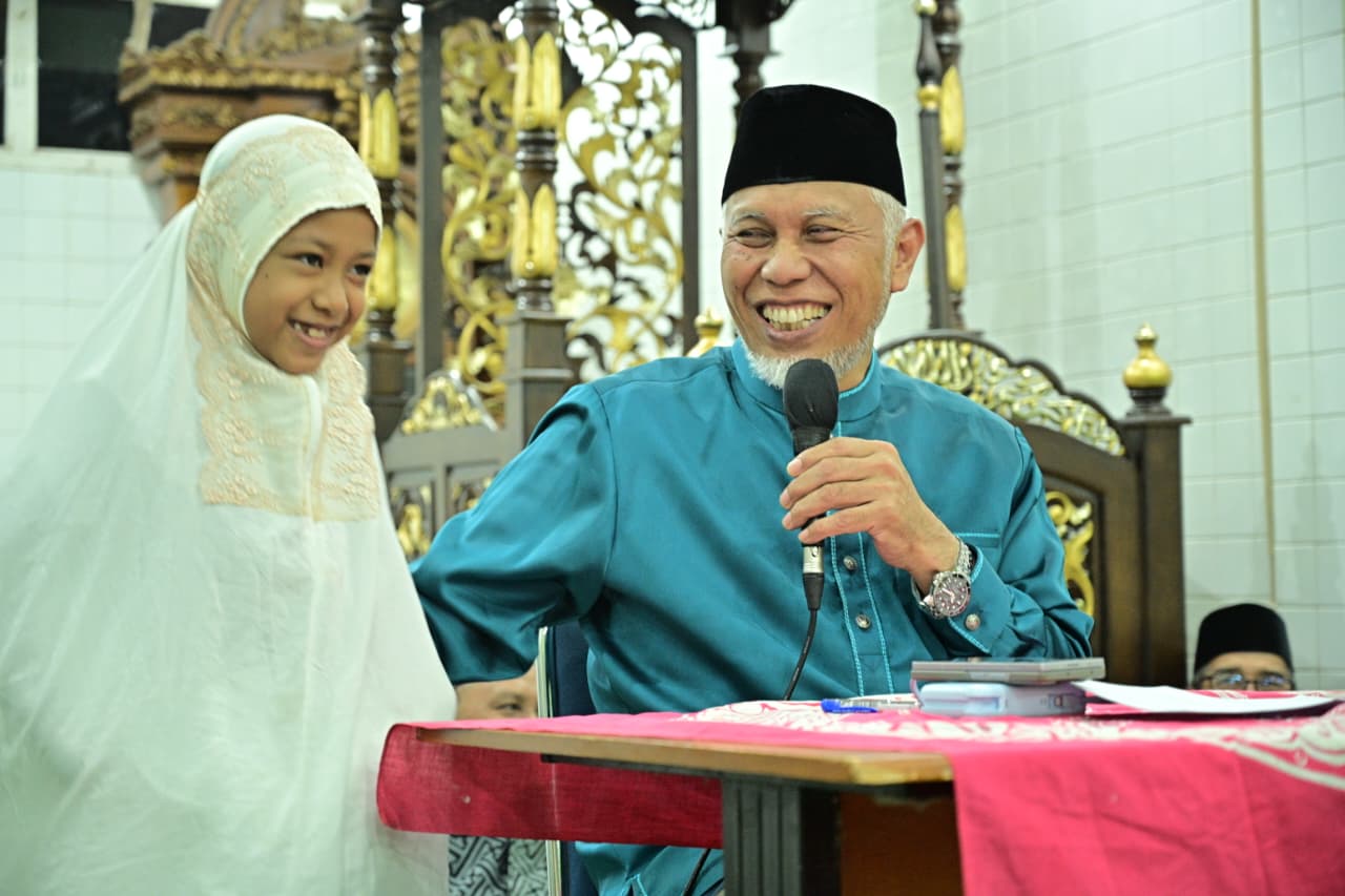 Gubernur Sumatera Barat bersama bocah sk na