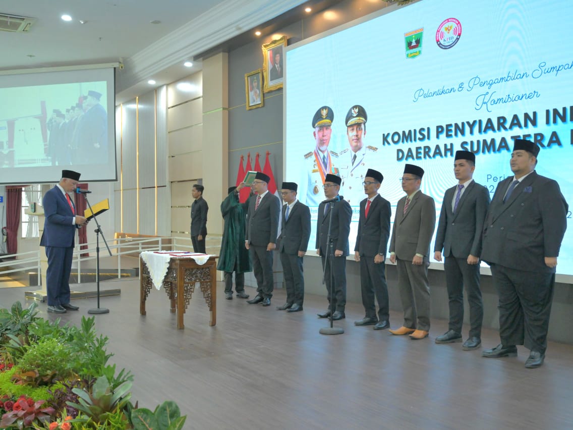 Gubernur Sumatera Barat Mahyeldi, melantik tujuh Komisioner Komisi Penyiaran Indonesia Daerah (KPID) Provinsi Sumatera Barat periode 2026–2029 di Auditorium Gubernuran, Senin (16/3/2026). Foto Adpsb. 