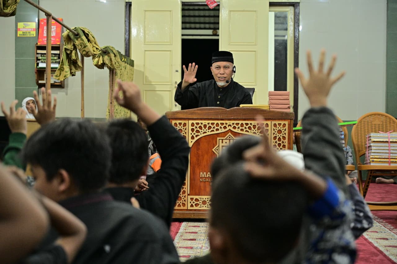 Gubernur Sumbar Mahyeldi saat memberikan peetanyaan kepada anak-anak di Masjid.