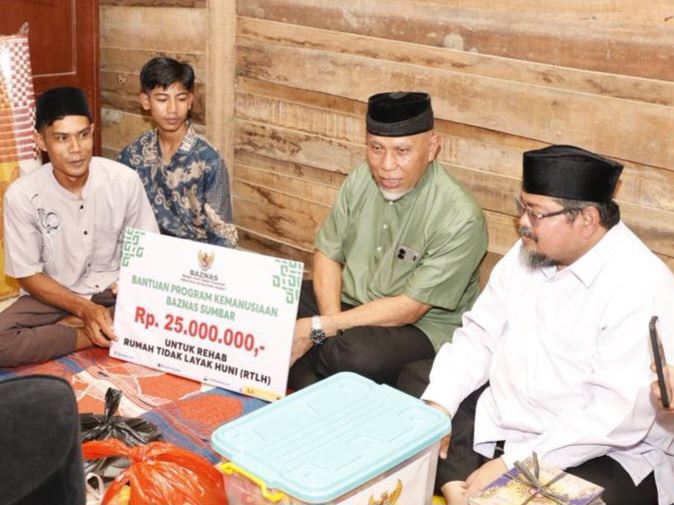 Gubernur Sumatera Barat Mahyeldi, menyerahkan bantuan bedah rumah untuk Siti, warga Jorong Taratak, Nagari Siguntur, Kecamatan Sitiung, Dharmasraya, Rabu (18/3/2026). Foto Adpsb. 