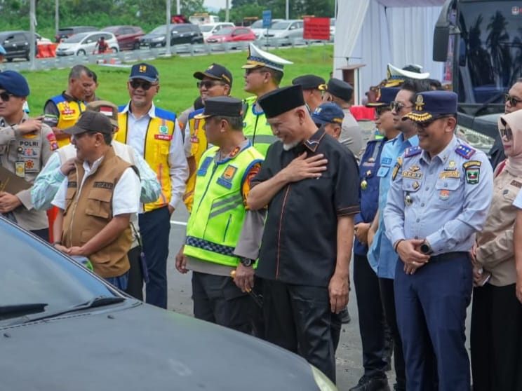 Gubernur Sumbar Mahyeldi, meresmikan sistem one way berbasis waktu di Lembah Anai, dengan pengaturan waktu, yakni pukul 10.00–14.00 WIB untuk arus Padang menuju Bukittinggi, dan pukul 14.00–18.00 WIB untuk arus sebaliknya. Foto Adpsb. 