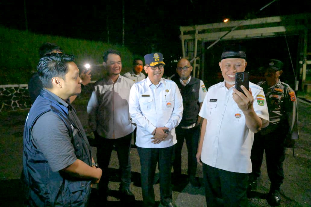 Gubernur Sumatera Barat Mahyeldi, langsung melakukan panggilan (video call) mencoba konektivitas komunikasi di kawasan Sitinjau Lauik, Rabu (25/3/2026). Foto Adpsb. 