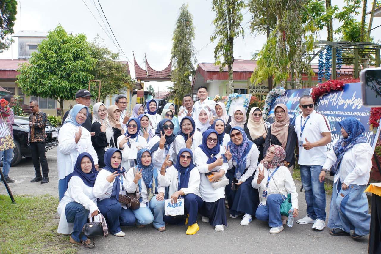 Alumni SMP N. 2 Padang Panjang poto bareng usai Mubes.