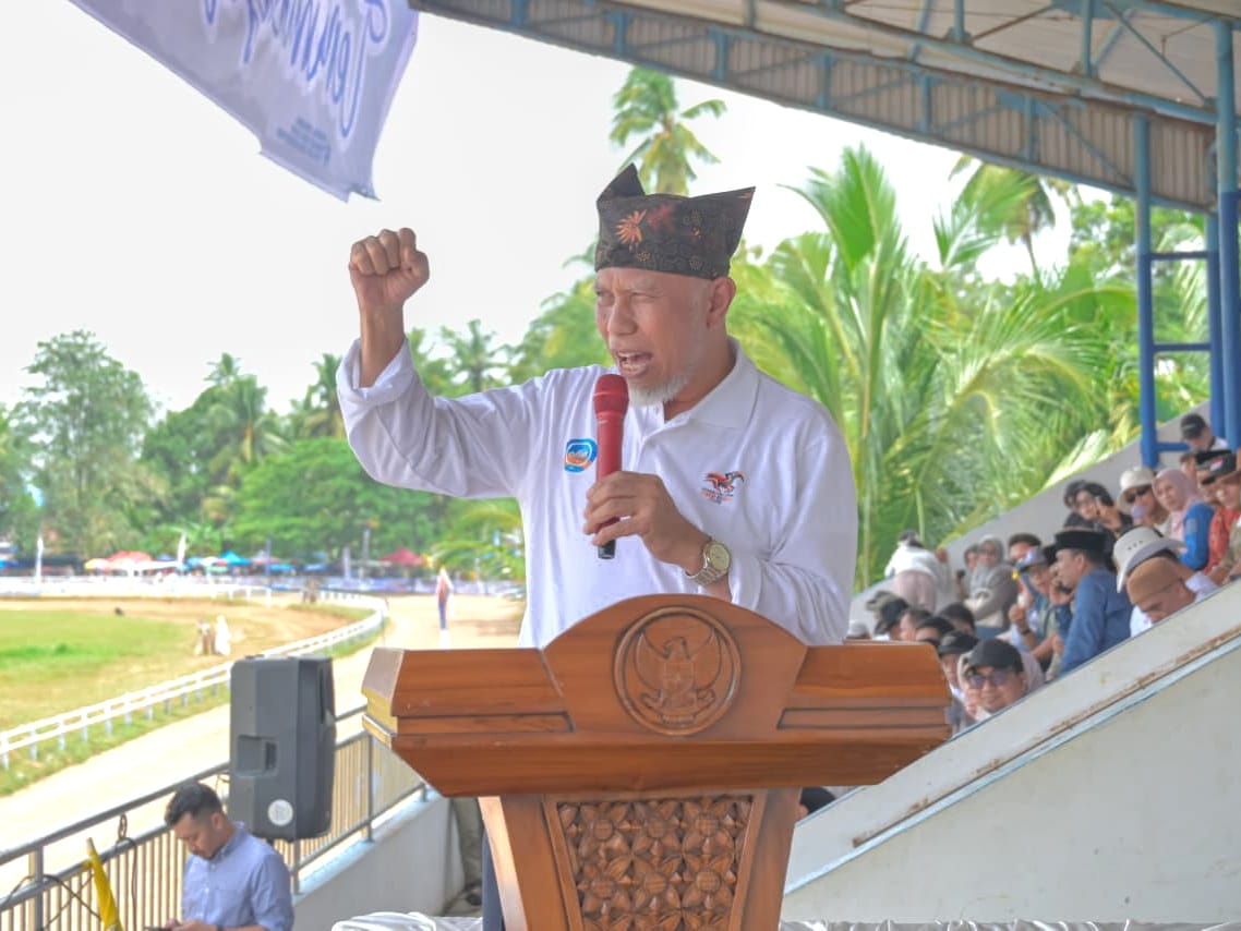 Gubernur Sumbar, Mahyeldi membuka Pacu Kuda Padang Pariaman Tahun 2026 yang digelar di Lapangan Pacu Kuda Duku Banyak Balah Aia, Sungai Sariak, Sabtu (28/3/2026). Foto Adpsb.