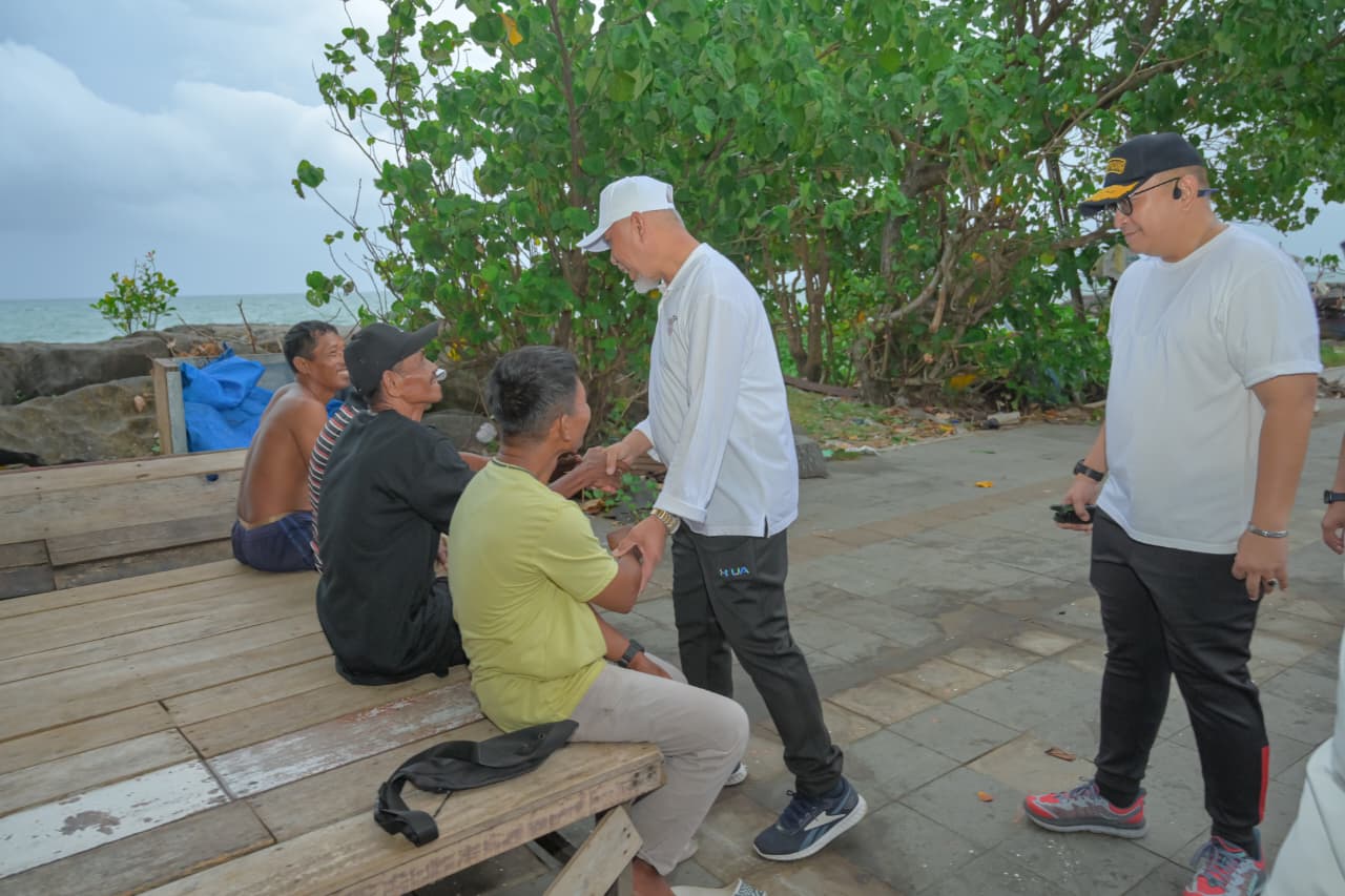 Sambil olahraga pagi, Gubernur Sumbar Mahyeldi selalu menyempatkan berinteraksi dengan warga yang bertemu di rute perjalanannya. Foto Adpsb. 