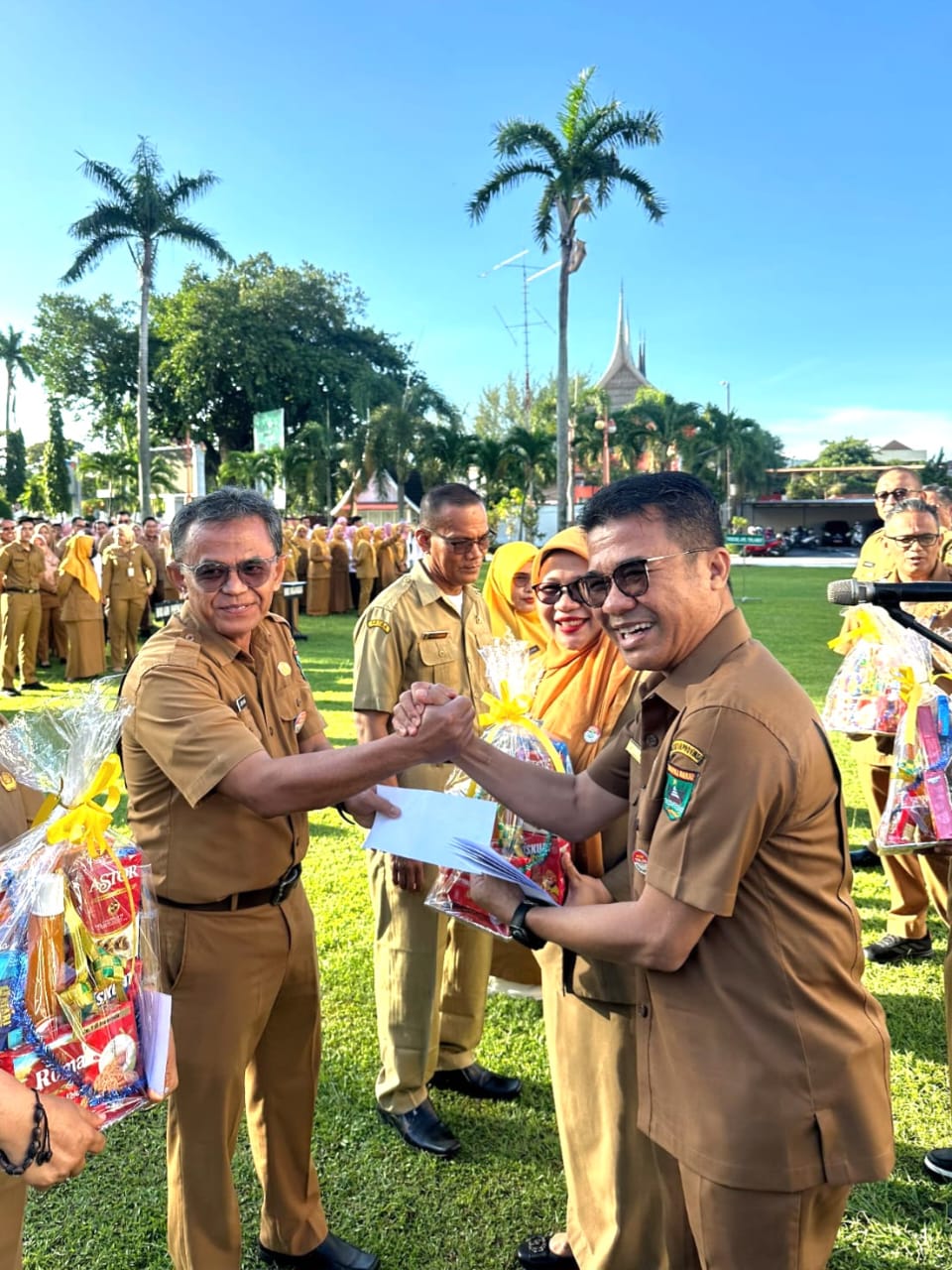 Asisten Perekonomian dan Pembangunan Setdaprov Sumbar, Adib Alfikri, menyerahkan penghargaan dan hadiah kepada ASN yang khatam Quran selama Ramadhan 1447H. Foto Adpsb. 