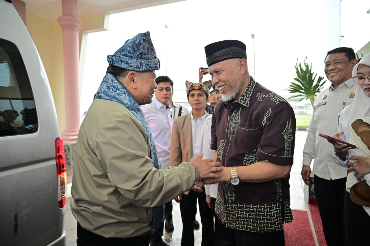 Ketua Umum PERADI, Otto Hasibuan, disambut Gubernur Sumbar Mahyeldi di VIP Bandara Internasional Minangkabau. Foto Adpsb. 