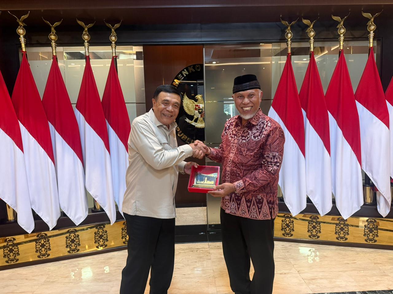 Gubernur Sumatera Barat, Mahyeldi Ansharullah melakukan audiensi dengan Menteri Koordinator Bidang Politik dan Keamanan, Letjen TNI (Purn) Djamari Chaniago, di Kantor Kemenko Polkam, Jakarta. Foto Adpsb. 