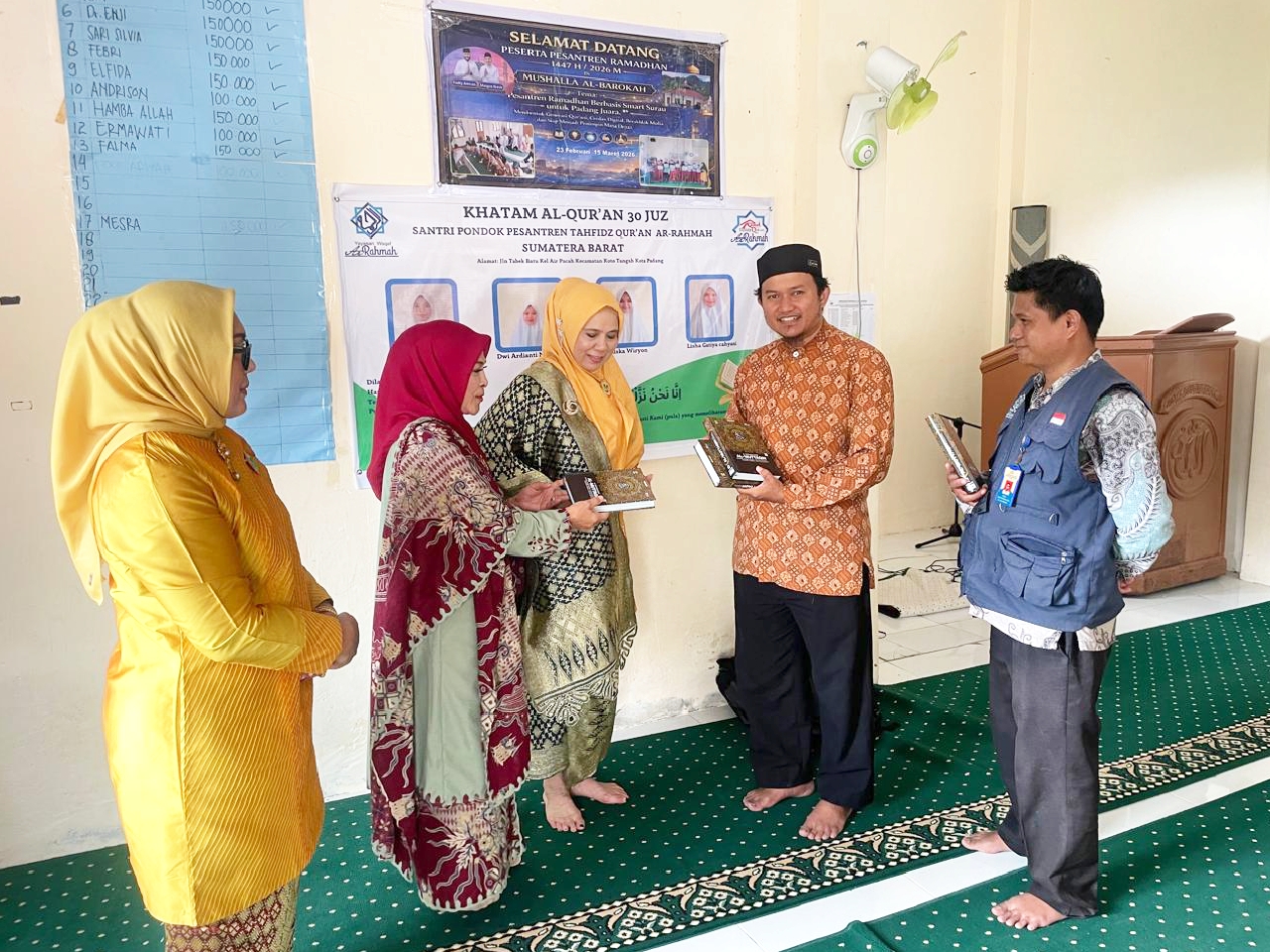 Bundo Kanduang DKI melaksanakan program tebar Al-quran perdana di Ponpes Tahfidz  Quran Ar-Rahmah, Jln Tabek Batu, Kelurahan Air Pacah, Koto Tangah Kota Padang. Foto Age.
