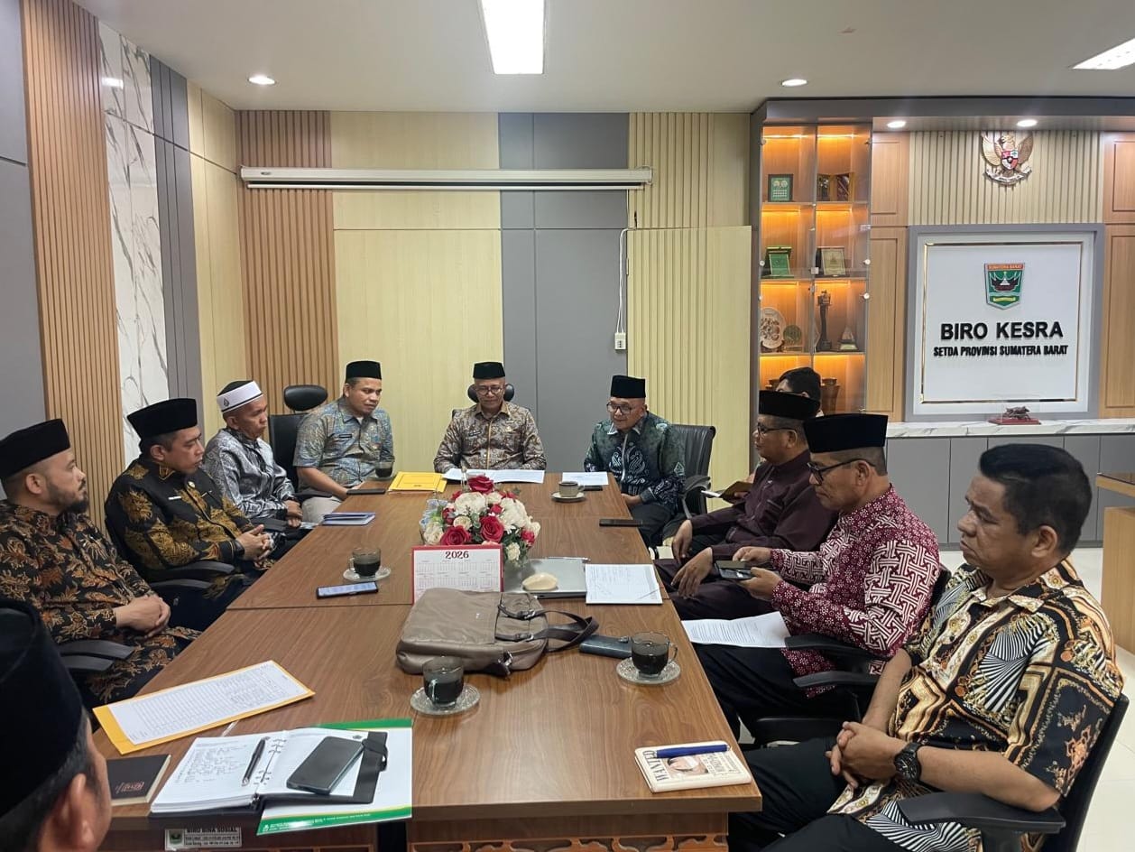 Rapat Terbatas pengurus LPTQ Sumbar di Ruang Kerja Kepala Biro Kesra Setdaprov Sumbar, Kamis (2/4/2026), persiapan menghadapi MTQ Nasional ke-31 di Semarang 2026. Foto Adpsb. 