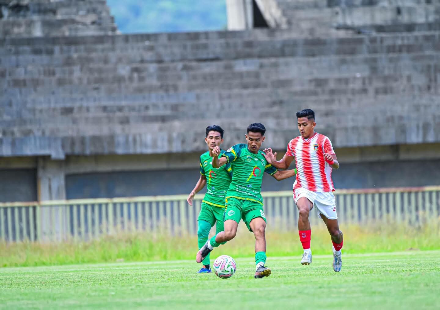 Pemain PSPP Padang Panjang, saat berebut bola pemain PSP Padang.