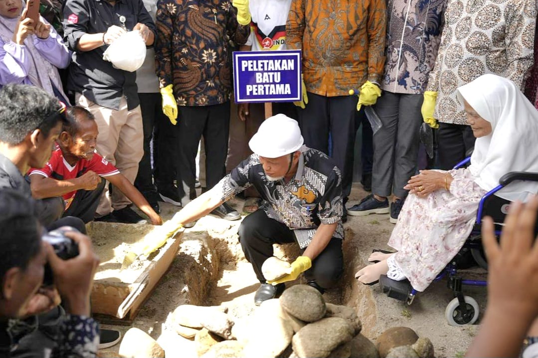 Gubernur Sumatera Barat, Mahyeldi meletakkan batu pertama pembangunan Pondok Pesantren Idrisiyyah Josal FC di Pariaman, Sabtu (4/4/2026). Foto Adpsb. 