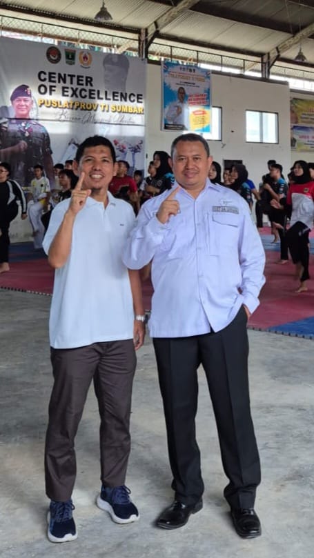 Ketua Pengkot TI Kota Padang, Mursalim (kanan), di GOR Beladiri Kompleks GOR Haji Agus Salim, Minggu (5/4/2026). Foto Adpsb. 
