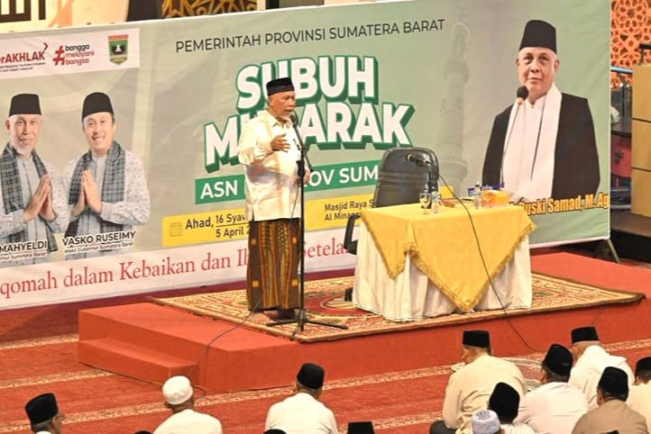 Gubernur Sumbar Mahyeldi, saat kegiatan Subuh Mubarokah bersama Aparatur Sipil Negara (ASN) Pemprov Sumbar di Masjid Raya Syekh Ahmad Khatib Al-Minangkabawi, Minggu (5/4/2026). Foto Adpsb. 