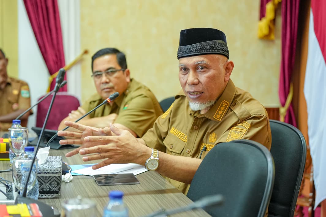 Gubernur Sumbar, Mahyeldi, saat memimpin Rapat Koordinasi Tim Percepatan NCH Tahun 2026 di Auditorium Gubernuran, Senin (6/4/2026). Foto Adpsb. 