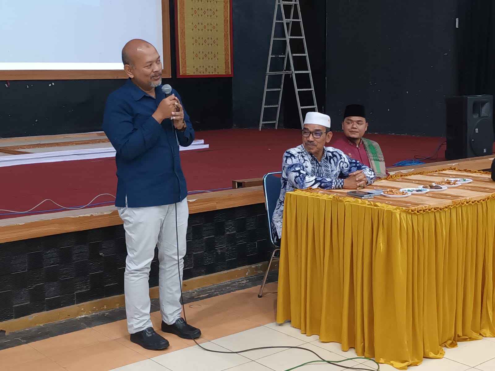 Kepala LPP RRI Padang, Julian S. Saaba, memberikan sambutan saat Halal Bi Halal pensiunan RRI Padang. Foto Diut.