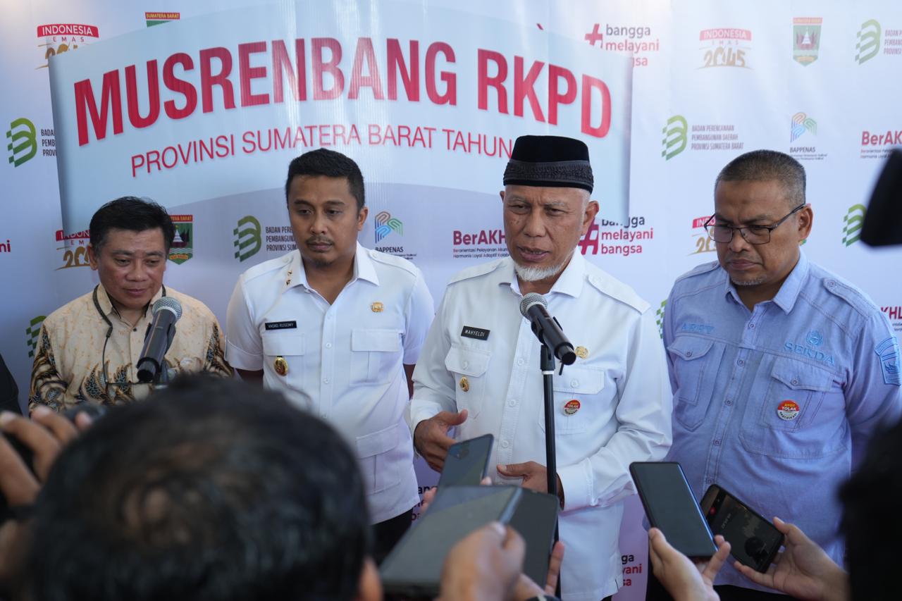Gubernur Sumbar Mahyeldi (tengah) memberikan keterangan terkait target pertumbuhan ekonomi Sumbar 2026-2027. Foto Adpsb. 