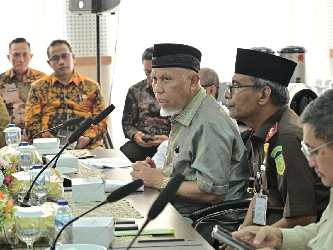 Gubernur Sumbar Mahyeldi dan unsur pimpinan daerah dalam rapat pendahuluan yang digelar di Kantor Kejaksaan Tinggi Sumbar. Foto Adpsb. 