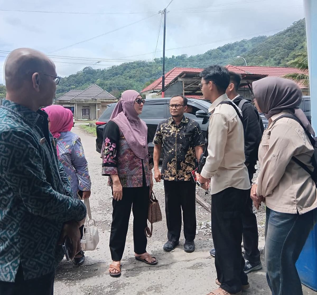 Ketua PKK, Ny Maria Hendri saat meninjau  dapur pengolahan program MBG.