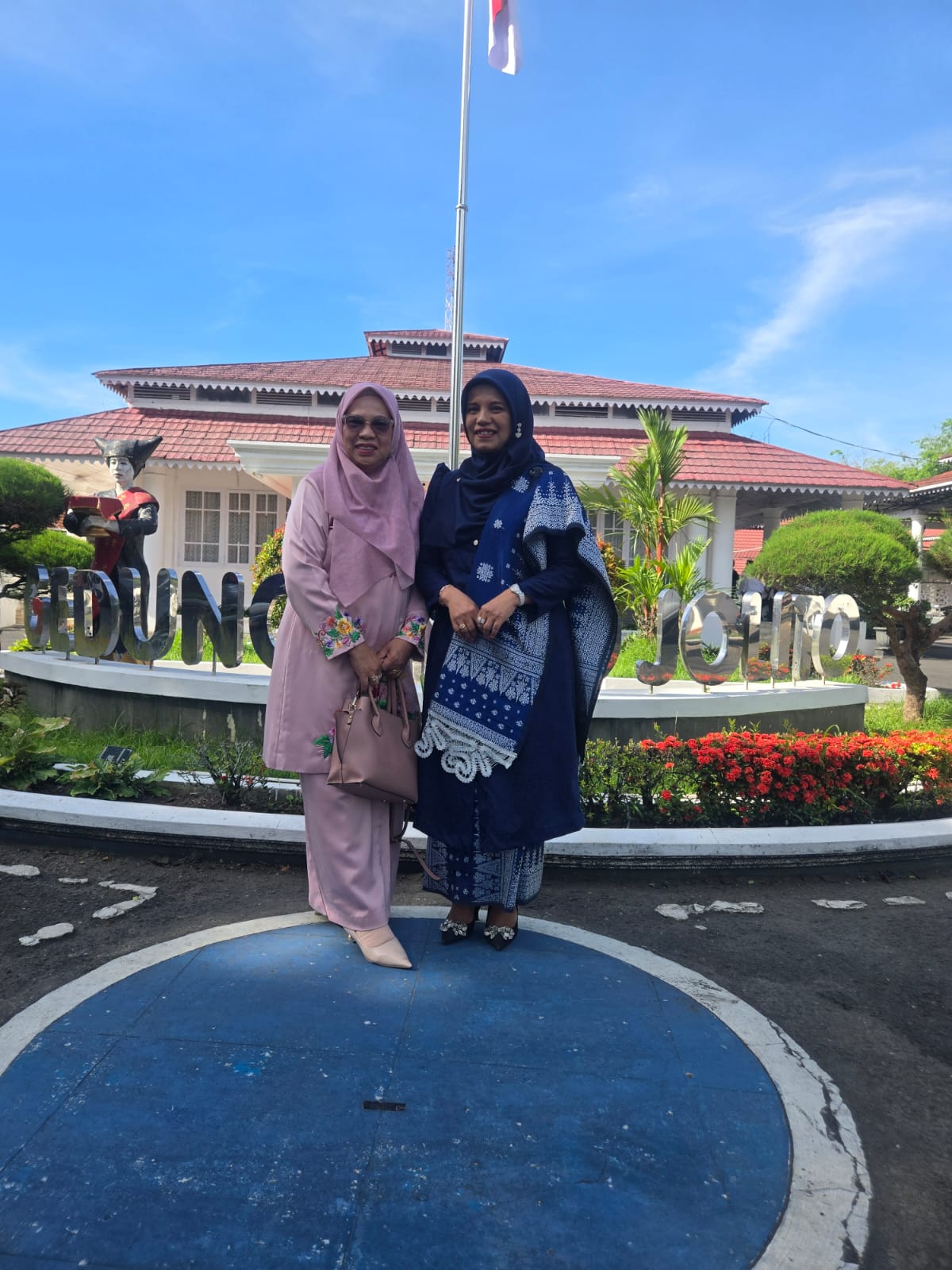 Kadisdik DR. Alfi Hidayati, M.Pd foto bersama Dr. Irda Suryani, M.M sesaat sebelum dilantik. (chandra antoni)