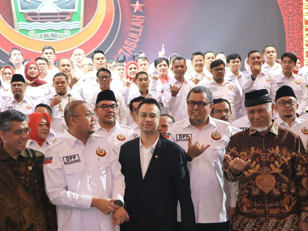 Gubernur Sumatera Barat Mahyeldi (kanan) saat menghadiri Pengurus Dewan Pimpinan Pusat (DPP) Ikatan Keluarga Minang (IKM) periode 2025–2030. Foto Adpsb. 