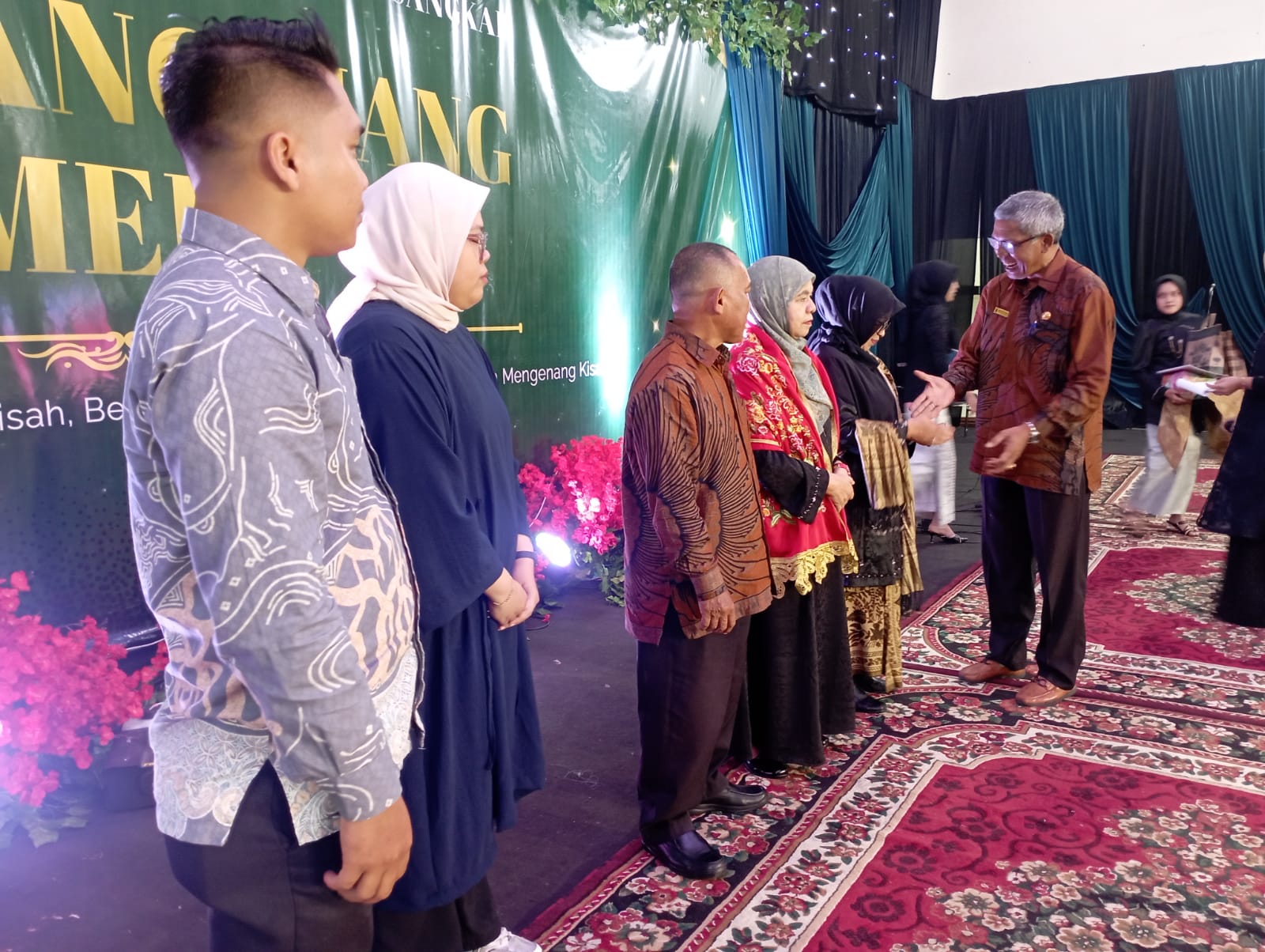 Kepsek SMAN1 Batusangkar Drs. Mulyono memberikan kenang kenangan pada guru guru yang pensiun. (chandra antoni)