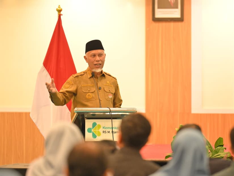 Gubernur Sumatera Barat Mahyeldi, memberikan sambutan saat menerima Tim Kemenkes dan Bappenas di Padang, untuk proyek TRUST RS M Jamil Padang, Senin (13/4/2026). Foto Adpsb. 
