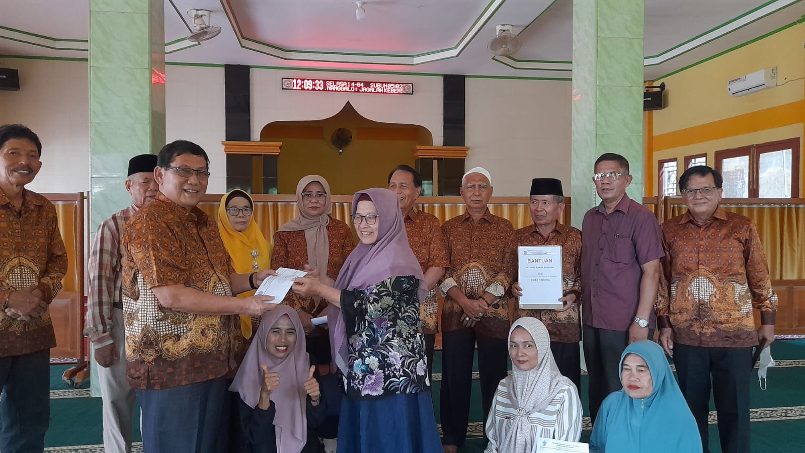 Pengurus PWRI Kota Padang menyerahkan bantuan untuk korban banjir bandang, Selasa (14/4/2026). Foto Pn.
