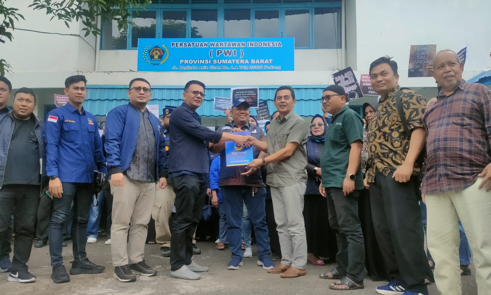 perwakilan DPW NasDem Sumbar menyerahkan dokumen pernyataan sikap kepada Ketua PWI Sumbar untuk diteruskan kepada Dewan Pers