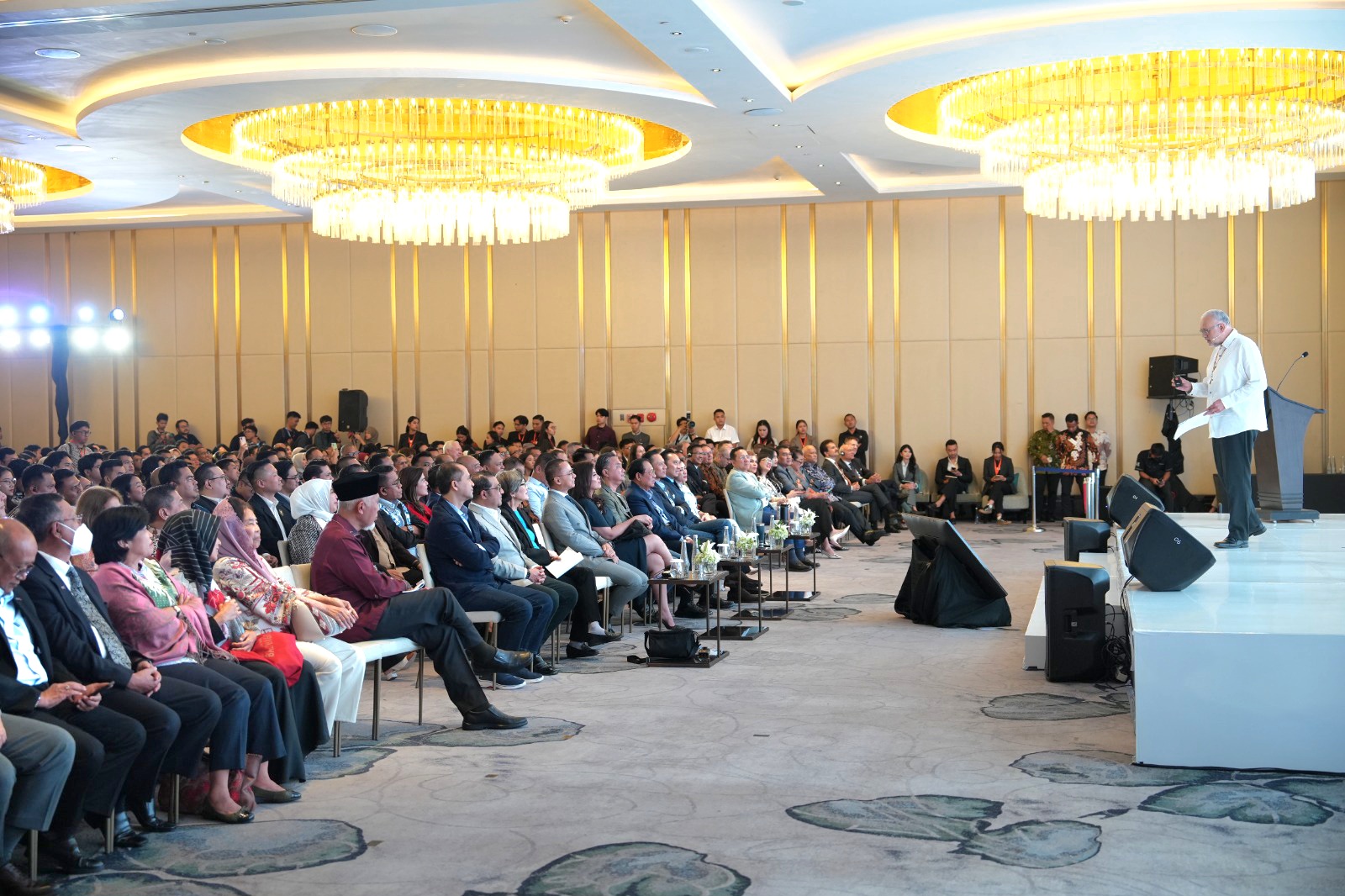 Gubernur Sumbar Mahyeldi, tampak duduk di barisan depan saat menghadiri Forum Supermentor-28 on Leadership di Jakarta. Foto Adpsb. 