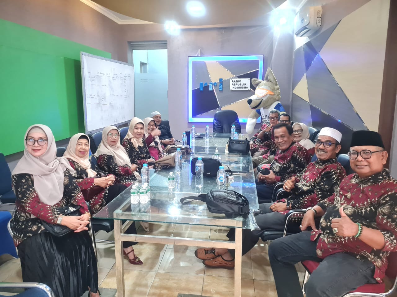 Ketua Pengda PP RRI Padang, Heranof Firdaus (kopiah putih) bersama pengurus mengikuti Halal bi Halal terpusat di Jakarta melalui zoom meeting. Foto Hf.