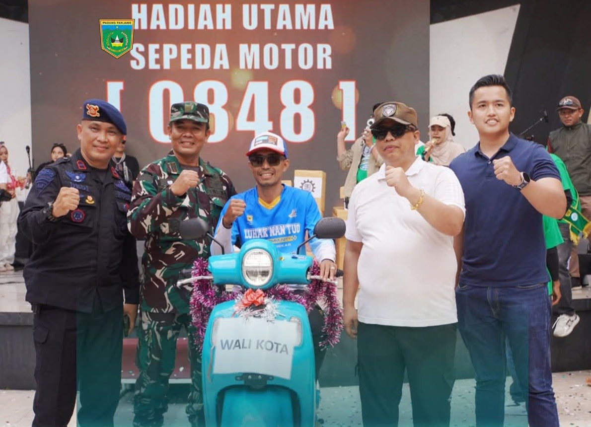 Wako Hendri Poto bareng penerima hadiah sepeda motor listrik ajang Goes Fan Adventure.
