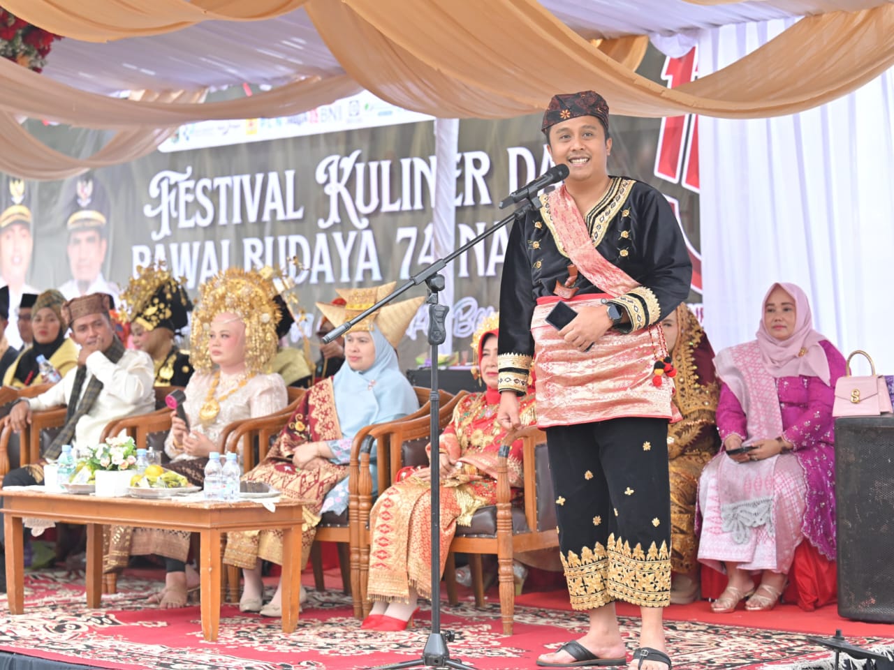 Wagub Vasko, melepas arak-arakan pawai budaya 74 nagari pada peringatan Hari Jadi ke-113 Kabupaten Solok, di kawasan Kantor Bupati Solok, Senin (20/4/2026). Foto Adpsb. 
