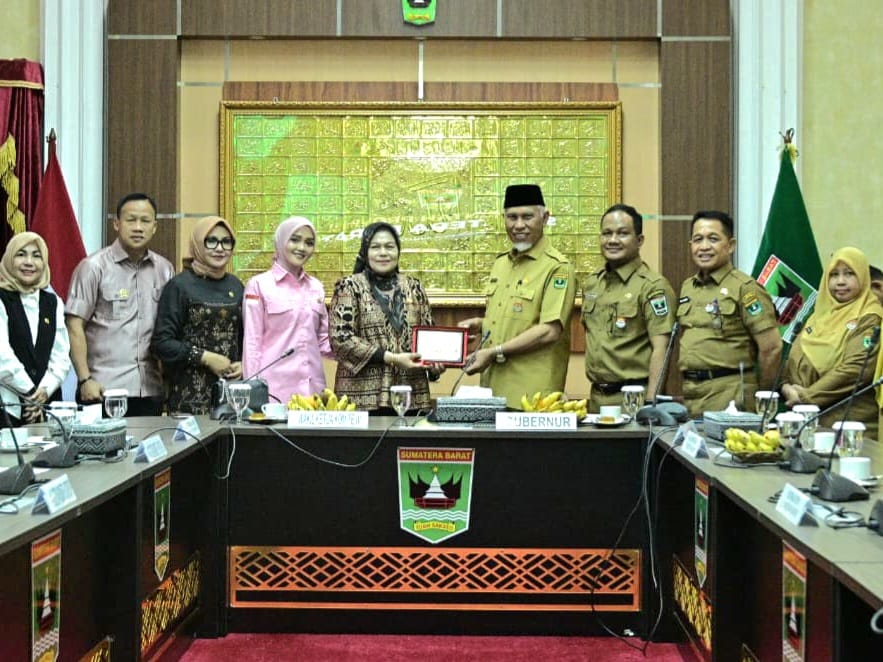 Gubernur Sumbar Mahyeldi saat menerima kunjungan kerja Komite IV DPD RI di Padang, Senin (20/4/2026). Foto Adpsb. 