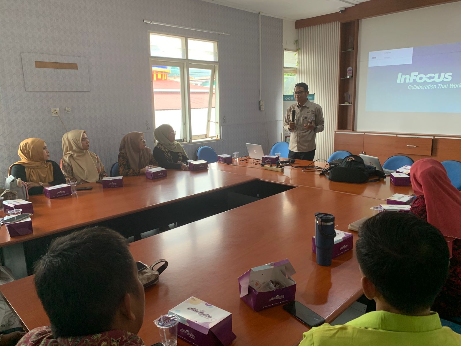 Narasumber Defri Imung Mulyadi sedang memaparkan materi teknik penyebaran informasi bagi calon konten kreator aparat kelurahan di Kota Padang Panjang. Foto Eko.