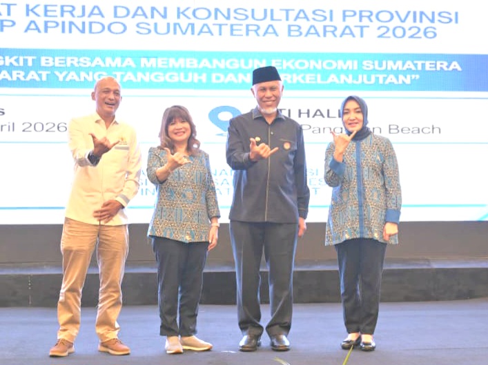 Gubernur Sumatera Barat Mahyeldi (berkopiah), setelah membuka Rapat Kerja dan Konsultasi Provinsi (Rakerkonprov) DPP Apindo Sumbar di Padang, Kamis (23/4/2026). Foto Adpsb. 
