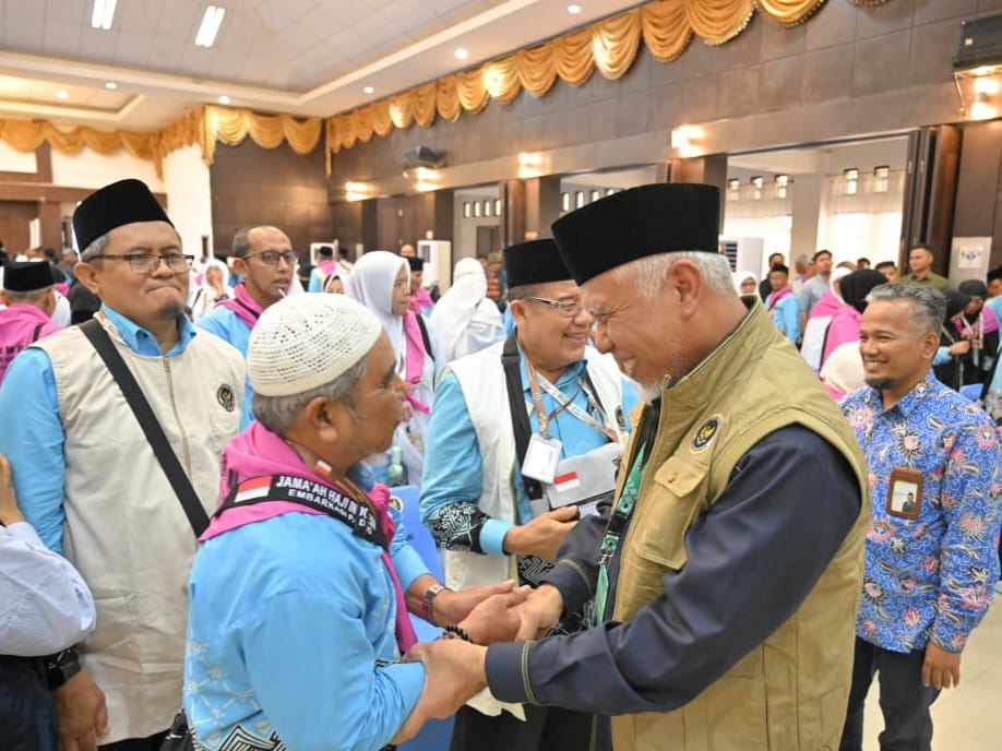 Gubernur Sumatera Barat Mahyeldi, melepas kloter 1 calon jemaah haji Emarkasi Padang, Kamis (23/4/2026). Foto Adpsb. 