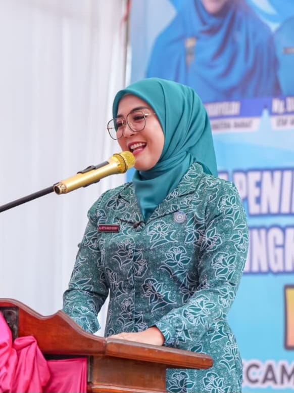 Staf Ahli TP PKK Provinsi Sumbar, Dianita Maulin Vasko, saat melakukan penilaian lapangan di Nagari Air Haji, Kecamatan Sungai Aur, Kabupaten Pasaman Barat. Foto Adpsb. 