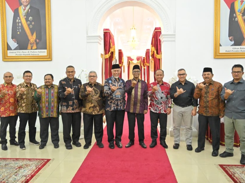Gubernur Sumbar Mahyeldi, menerima Bupati Sijunjung dan rombongan di Padang, Jumat (24/4/2026). Foto Adpsb. 