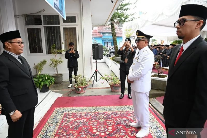 Walikota Bukittinggi Saat Pelantikan Camat Guguak Panjang (Foto: Antara)