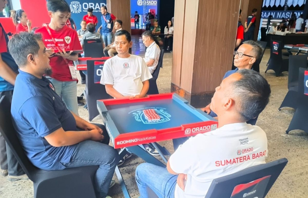 Pasangan Sumbar M. Adiyat/ Filma Joni  ketika mengalahkan pasangan Jateng pada pertandingan kedua. (Foto ist)