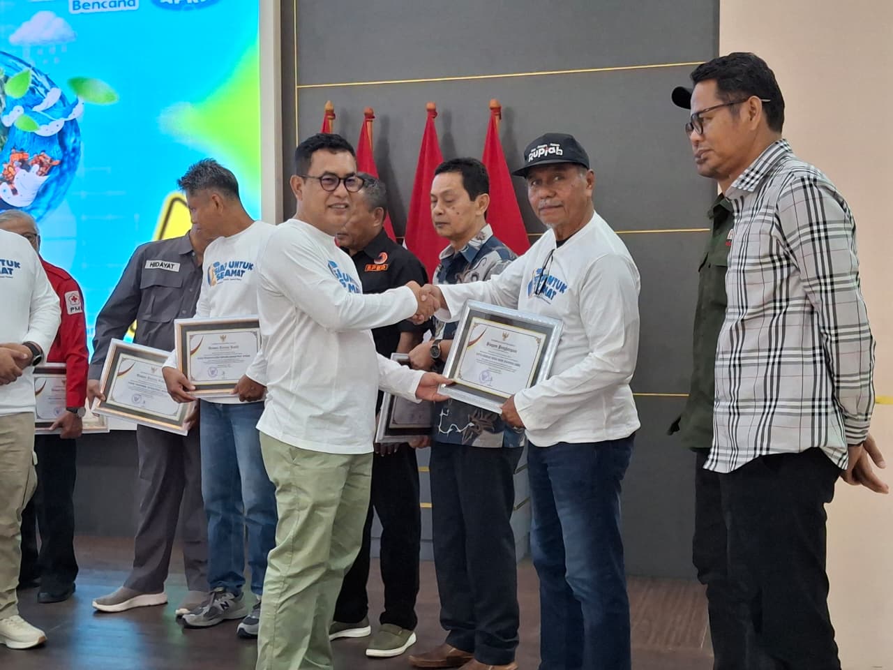 Ketua SMSI Sumbar, Zulnadi, SH, menerima piagam penghargaan kebencanaan dari BPBD pada Hari Kesiapsiagaan Bencana di Padang, Minggu (26/4/2026). Foto Gk.