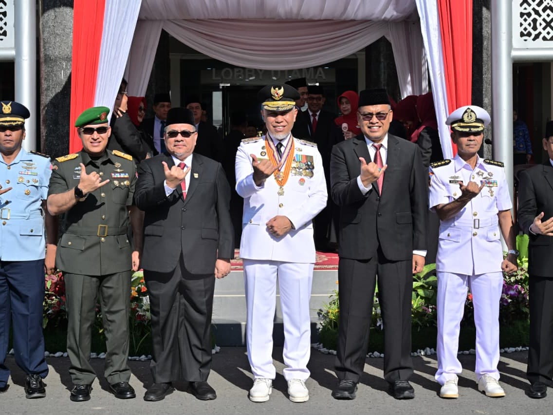 Gubernur Sumatera Barat, Mahyeldi bersama pejabat dan Forkopimda setelah upacara peringatan Hari Otonomi Daerah ke-30 yang digelar di halaman Kantor Gubernur, Senin (27/4/2026). Foto Adpsb. 