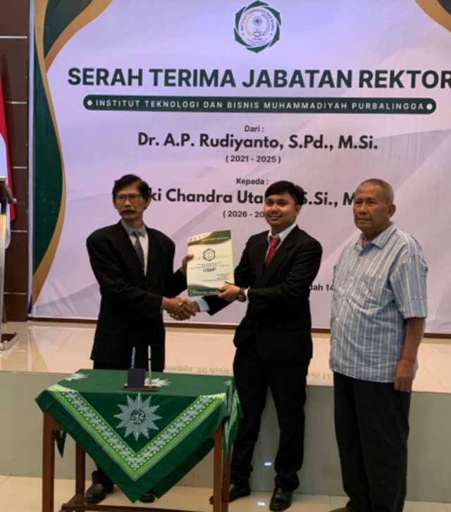 Anak muda Minang, Rifki Chandra Utama, usia 33 tahun, menerima penyerahan jabatan Rektor dari pejabat lama, untuk memimpin ITB Muhammadiyah Purbalingga, Jawa Tengah. Foto ist.
