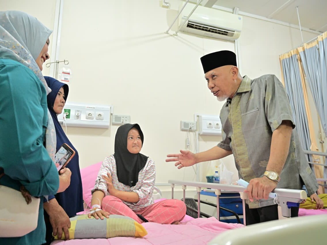 Gubernur Sumatera Barat, Mahyeldi Ansharullah selesai membuka bakti sosial operasi celah bibir dan lelangit. Foto Adpsb. 